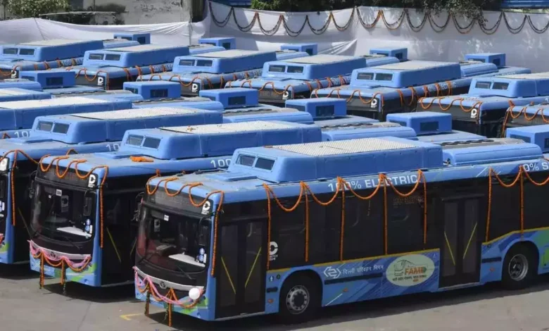 Delhi Bus News: 2 साल में दिल्ली में इलेक्ट्रिक बसों का उछाल! 18 लाख पेड़ लगाने के बराबर लाभ