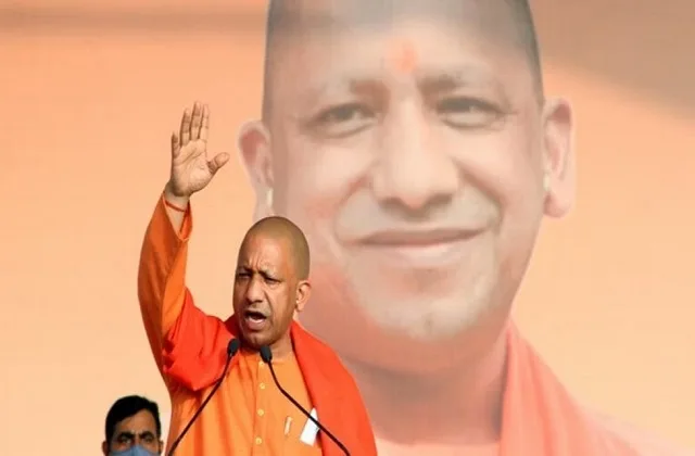 CM Yogi Adityanath ने अफसरों को कहा कि अराजकता फैलाने वालों पर नजर रखें और अफवाहों पर कठोर कार्रवाई करें।