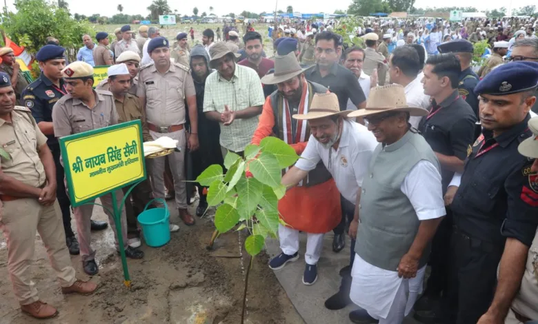 CM Nayab Saini ने निरंकारी सेवा मिशन द्वारा पानीपत के गांव आटा में एक कार्यक्रम में भाग लिया।