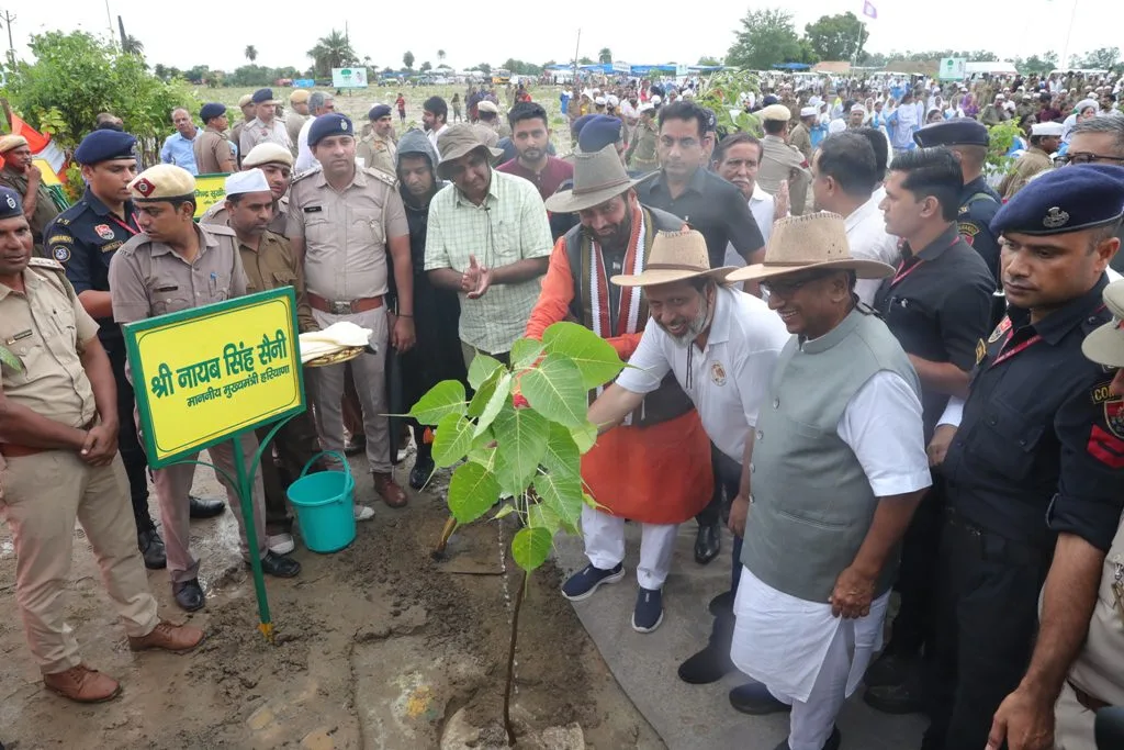 CM Nayab Saini ने निरंकारी सेवा मिशन द्वारा पानीपत के गांव आटा में एक कार्यक्रम में भाग लिया।