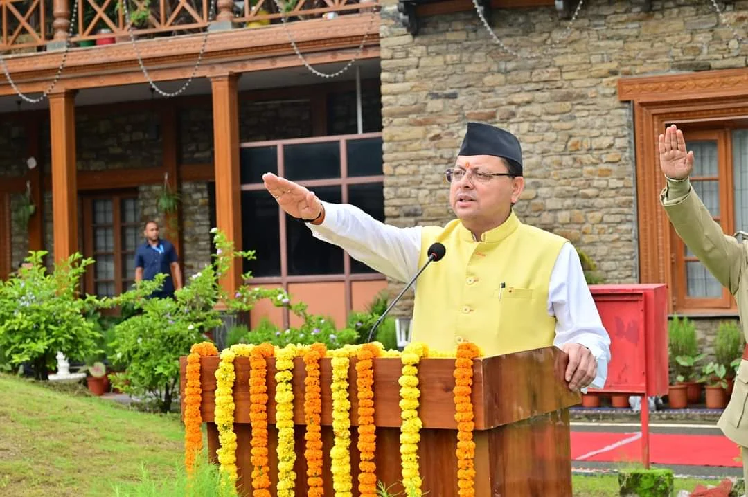 मुख्यमंत्री श्री पुष्कर सिंह धामी ने 78 वें स्वतंत्रता दिवस के अवसर पर मुख्यमंत्री आवास में ध्वजारोहण किया।