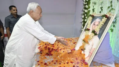 CM Shri Nitish Kumar जदयू के प्रदेष महासचिव श्री संजय कांत सिन्हा की माताजी स्व0 पार्वती देवी के श्राद्धकर्म में शामिल हुये मुख्यमंत्री