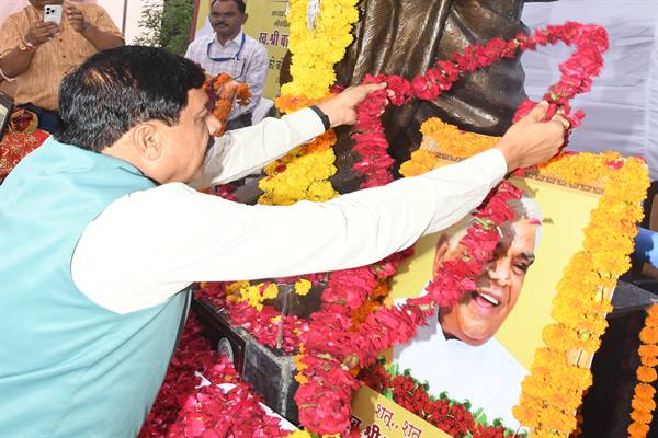 CM Dr. Mohan Yadav ने पूर्व मुख्यमंत्री स्व. गौर की पुण्य-तिथि पर अर्पित की पुष्पांजलि