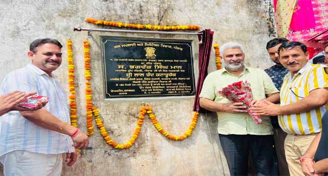 Cabinet Minister Lal Chand Kataruchak ने गांव भनवाल में 70 लाख रुपये लागत वाली जल आपूर्ति प्रणाली की आधारशिला रखी