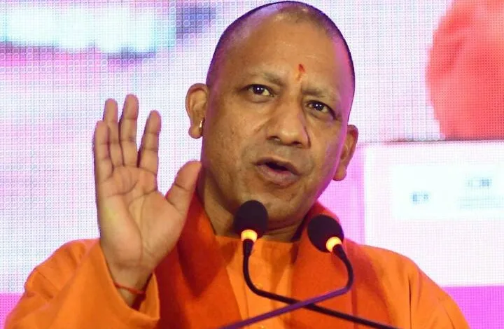 CM Yogi Aditiyanath ने विकास कार्यों की समीक्षा करते हुए कहा कि अधिकारी गांवों में चौपाल लगाकर ग्रामीणों की समस्याओं का समाधान करें