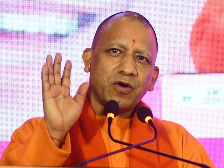 CM Yogi Aditiyanath ने विकास कार्यों की समीक्षा करते हुए कहा कि अधिकारी गांवों में चौपाल लगाकर ग्रामीणों की समस्याओं का समाधान करें