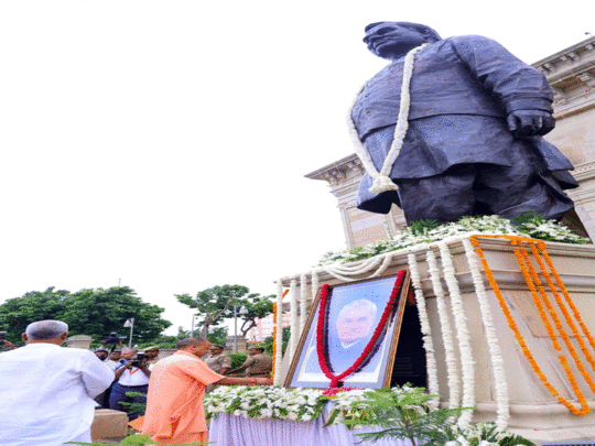 सीएम योगी ने अटल बिहारी वाजपेयी की पुण्यतिथि पर श्रद्धांजलि दी, कहा कि उन्होंने कर्मभूमि के रूप में अपनी जन्मभूमि को ही चुना