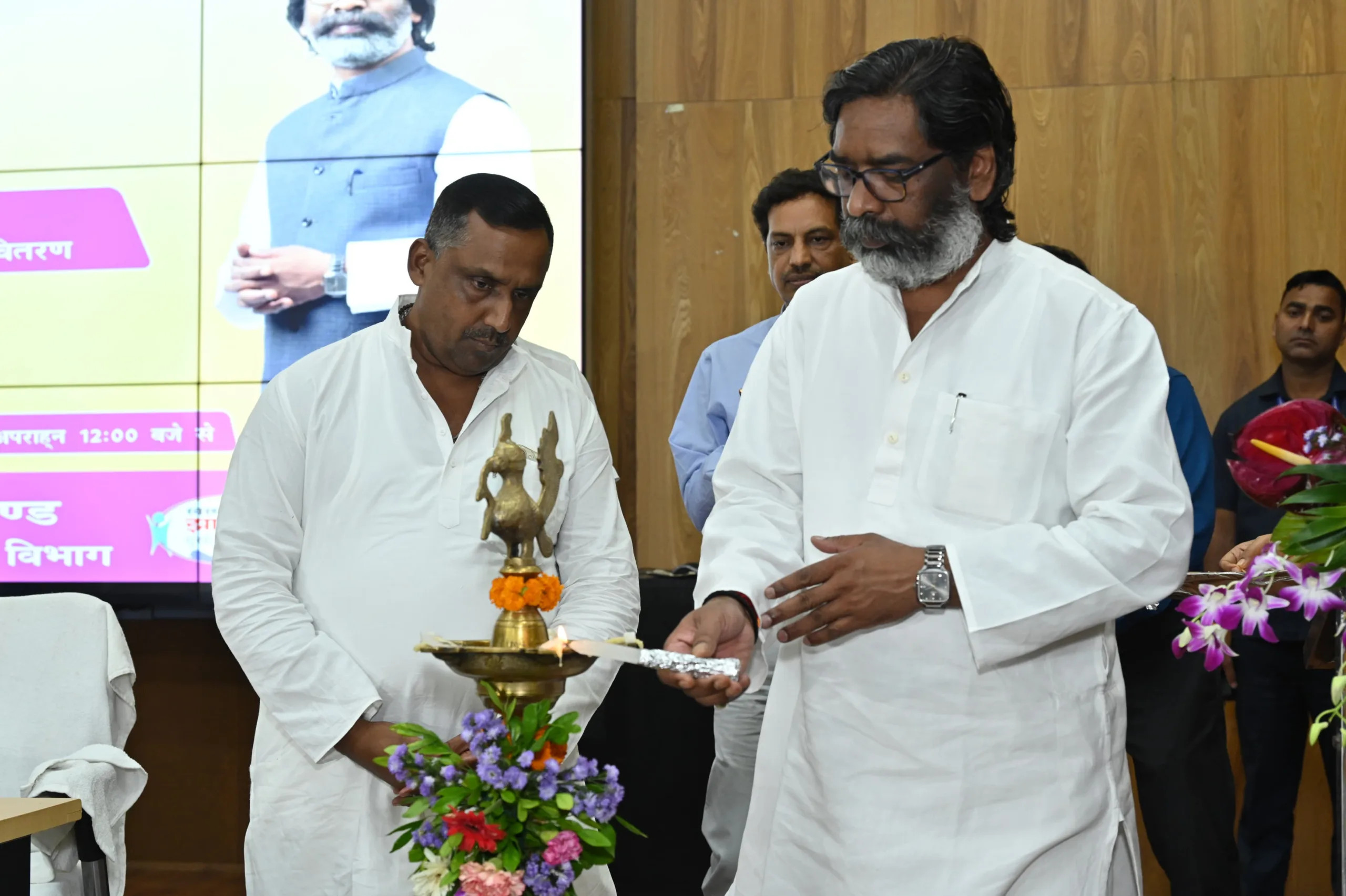 CM Hemant Soren ने सामुदायिक स्वास्थ्य पदाधिकारियों को सौंपा नियुक्ति पत्र