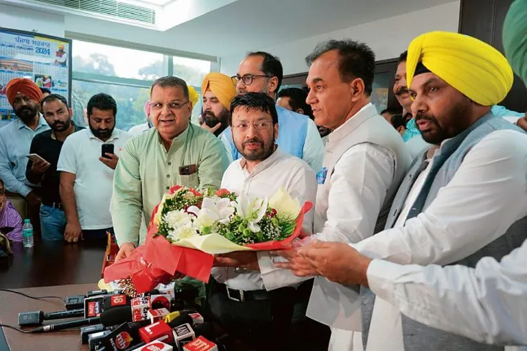 Dr. Ravjot Singh ने पंजाब के स्थानीय सरकार और संसदीय मामलों के कैबिनेट मंत्री के रूप में कार्यभार संभाला