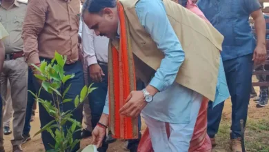 Minister Shyam Bihari Jaiswal ने "स्वच्छता ही सेवा" अभियान की शुरुआत करते हुए "एक पेड़ माँ के नाम" रोपित किया