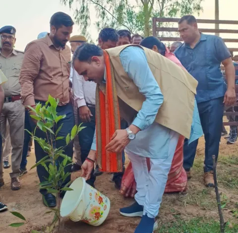 Minister Shyam Bihari Jaiswal ने "स्वच्छता ही सेवा" अभियान की शुरुआत करते हुए "एक पेड़ माँ के नाम" रोपित किया