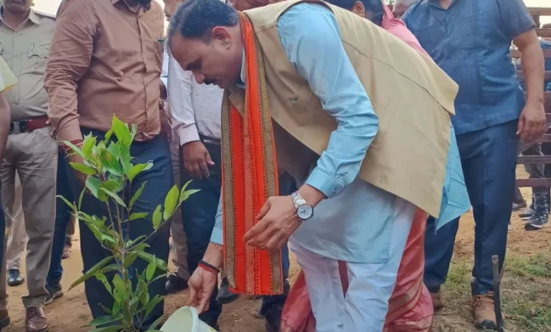 Minister Shyam Bihari Jaiswal ने "स्वच्छता ही सेवा" अभियान की शुरुआत करते हुए "एक पेड़ माँ के नाम" रोपित किया