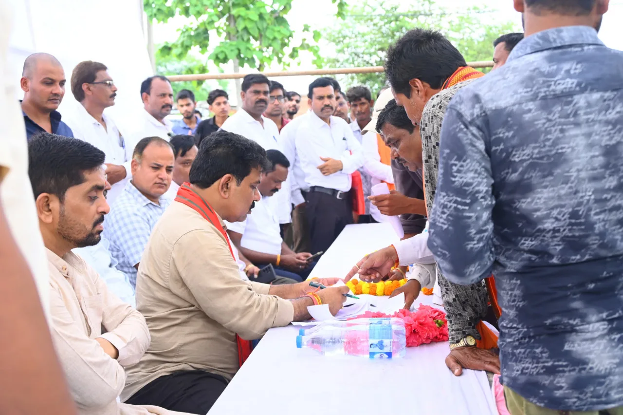 Deputy CM Vijay Sharma ने ग्रामवासियों की मांग, समस्या और शिकायतों को सुनकर तत्काल अनेक मांगों को किया पूरा