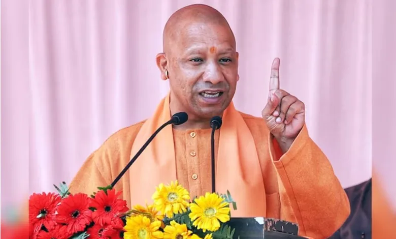 CM Yogi Adityanath ने यूपी में ढाबों और रेस्तरां पर मालिक का नाम-पता लिखने के लिए कानून बदलने का फैसला किया है।