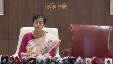 Delhi New CM Atishi ने अनोखे तरीके से CM पद का चार्ज लिया, मुख्यमंत्री की कुर्सी के बगल में कुर्सी रखकर बैठीं