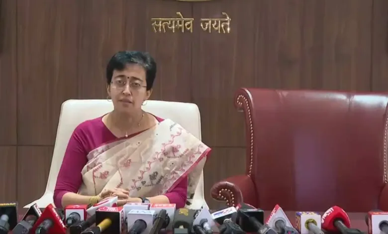 Delhi New CM Atishi ने अनोखे तरीके से CM पद का चार्ज लिया, मुख्यमंत्री की कुर्सी के बगल में कुर्सी रखकर बैठीं