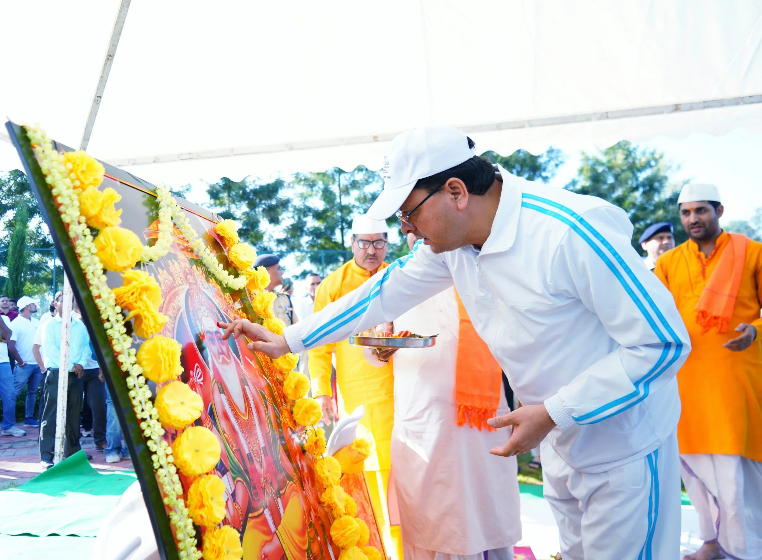 CM Pushkar Dhami ने कार्यक्रम स्थल पर विश्वकर्मा पूजन कर सबको दी शुभकामनाएं