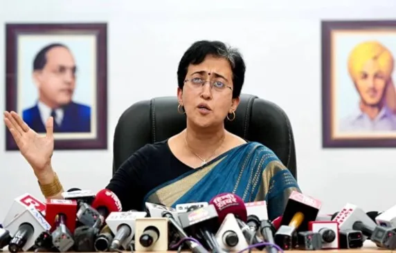 पहली बार "केजरीवाल की कुर्सी" पर CM Atishi, शपथ लेते ही क्या किया षड्यंत्रपूर्ण दावा