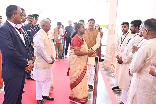 President Smt. Murmu ने महाकाल लोक के शिल्पकारों से संवाद किया