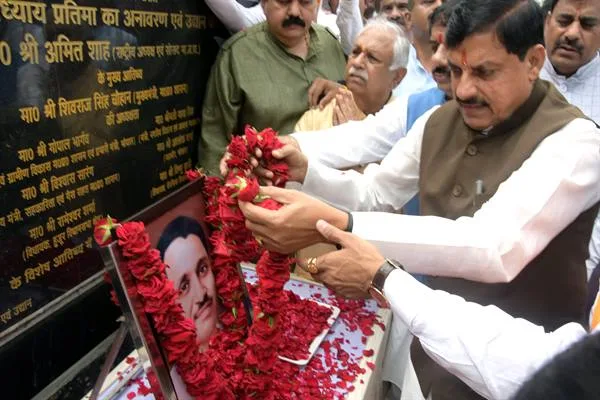 CM Dr. Mohan Yadav ने पंडित दीनदयाल उपाध्याय की जयंती पर उन्हें माल्यार्पण कर किया नमन