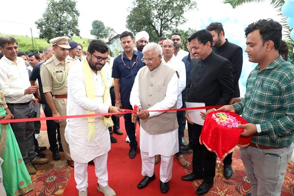 Governor Mangubhai Patel ने छिंदी में स्वच्छता साथी "वॉश ऑन व्हील्स सेवा" का किया शुभारंभ