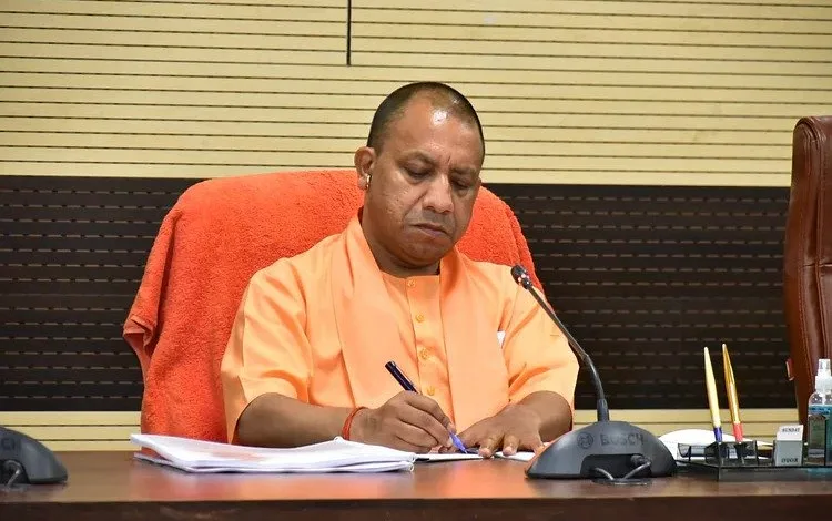 CM Yogi: यूपी में 17 आईपीएस अफसरों (आईजी, डीआईजी रेंज, 8 जिलों के कप्तान) के तबादले