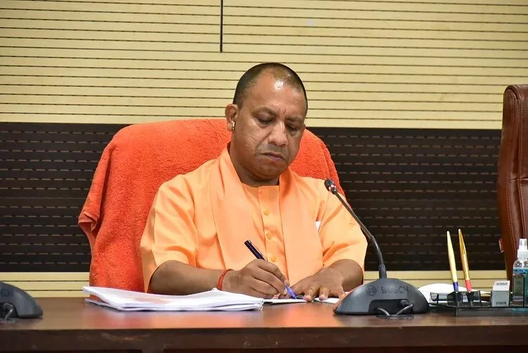 CM Yogi: यूपी में 17 आईपीएस अफसरों (आईजी, डीआईजी रेंज, 8 जिलों के कप्तान) के तबादले