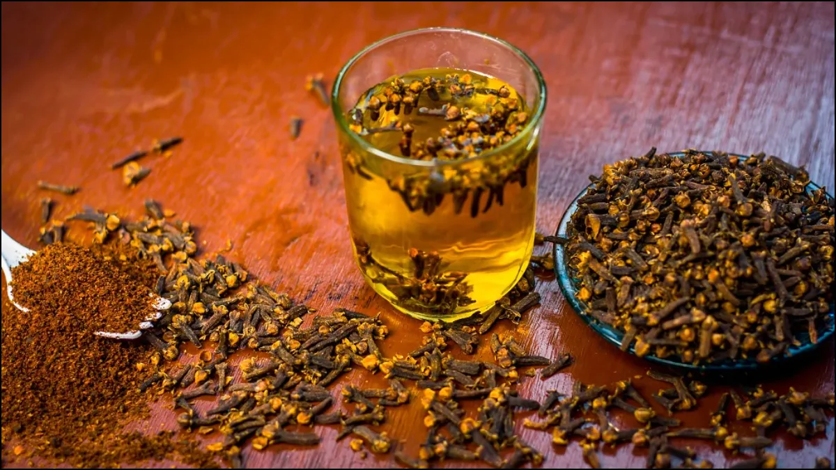 Clove Water Benefits: लौंग का पानी सुबह खाली पेट पीने से आपको इतने लाभ मिलेंगे कि आप हैरान हो जाएंगे; शुगर और मोटापे वाले लोग जरूर पढ़ें।