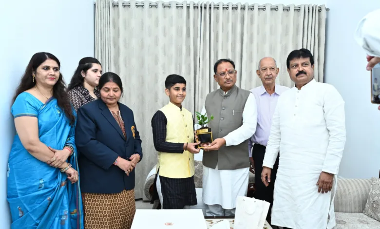 CM Vishnu Deo Sai से बाल पर्यावरण मित्र और लिटिल योग गुरु आदित्य राजे ने की सौजन्य मुलाकात 1 CM Vishnu Deo Sai से बाल पर्यावरण मित्र और लिटिल योग गुरु आदित्य राजे ने की सौजन्य मुलाकात
