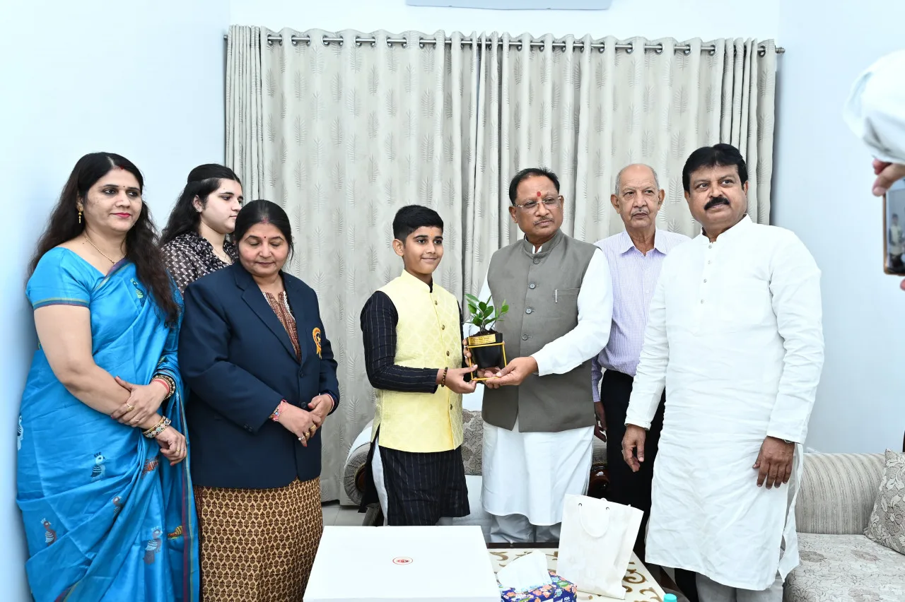 CM Vishnu Deo Sai से बाल पर्यावरण मित्र और लिटिल योग गुरु आदित्य राजे ने की सौजन्य मुलाकात