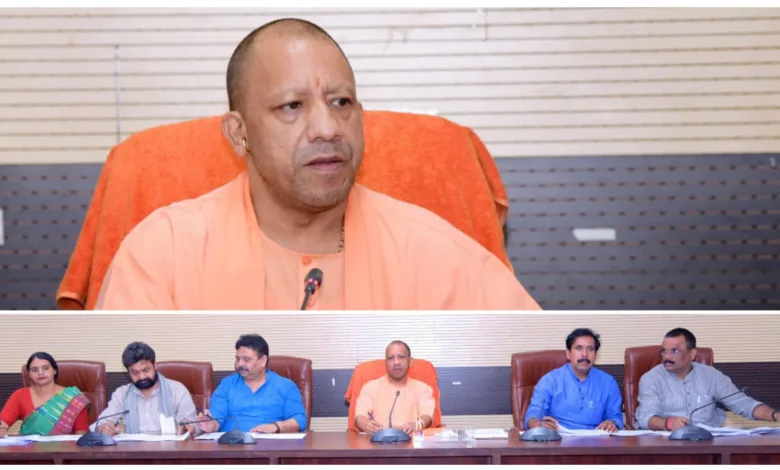 CM Yogi Adityanath ने वीडियो कॉन्फ्रेन्सिंग के माध्यम से जनप्रतिनिधियों व जनपद स्तरीय अधिकारियों के साथ लोक निर्माण विभाग के कार्यों की समीक्षा की