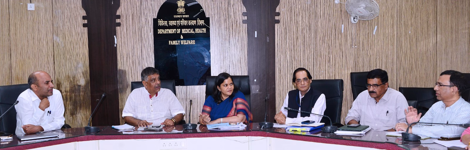 चिकित्सा मंत्री Gajendra Singh Khimsar ने स्वास्थ्य भवन में आयोजित बैठक में प्रदेश में मौसमी बीमारियों की स्थिति की समीक्षा की