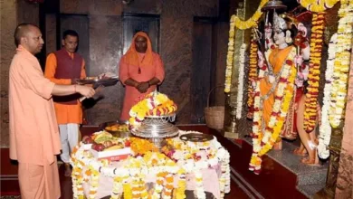 CM Yogi Adiyantha ने देवीपाटन मंदिर में दर्शन-पूजन किया, गौसेवा करते हुए बच्चों को भी दुलारा