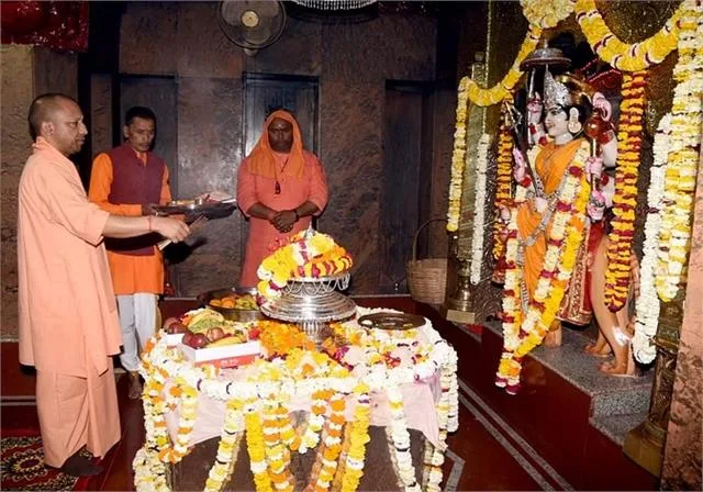 CM Yogi Adiyantha ने देवीपाटन मंदिर में दर्शन-पूजन किया, गौसेवा करते हुए बच्चों को भी दुलारा