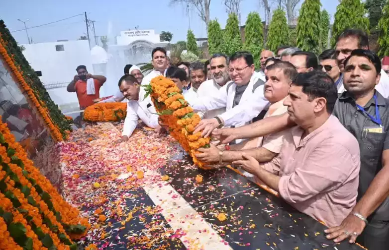 CM Pushkar Dhami ने राज्य आन्दोलनकारी शहीद स्मारक में पुष्पांजलि अर्पित कर शहीदों को श्रद्धांजलि दी।