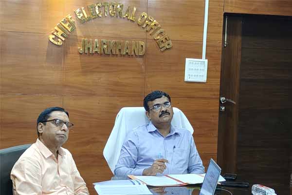 Jharkhand News: मतदान प्रतिशत बढ़ाने के लिए लोकल कनेक्टिविटी को बढ़ावा देते हुए बनाए स्वीप कैलेंडर ।