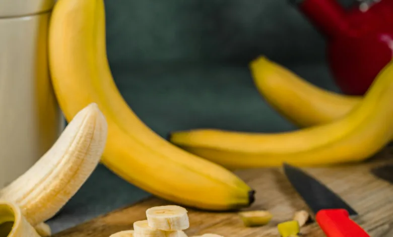 क्या BANANA केला खाने से आप वजन बढ़ा सकते हैं? जानिए रोजाना 1 या 2 केले खाने से शरीर पर क्या असर होता है