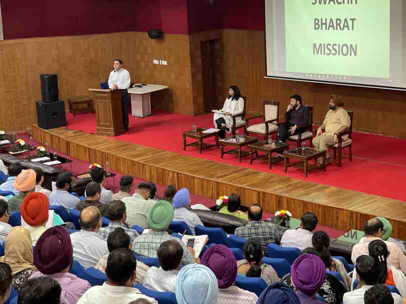 Dr. Ravjot Singh: प्रगति अधीन समूह विकास कार्य निर्धारित समय में पूरे किए जाएं