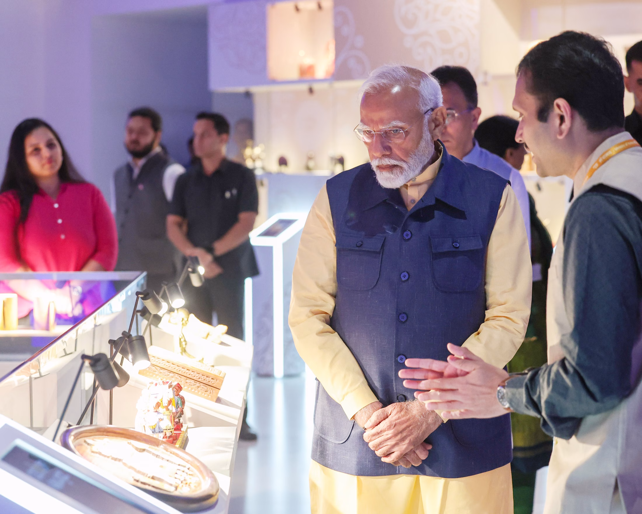 PM Narendra Modi ने पीएम गतिशक्ति के तीन वर्ष पूर्ण होने पर भारत मंडपम में अनुभूति केंद्र का दौरा किया