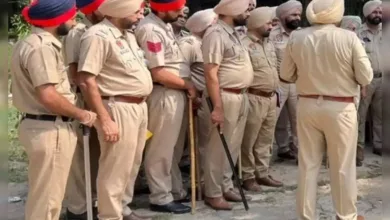 Punjab Police की ए. एन. टी. एफ. पुस्तकें डी. एस. पी. वरिंदर महाजन को ड्रग आपूर्तिकर्ताओं के साथ संपर्क करने के लिए