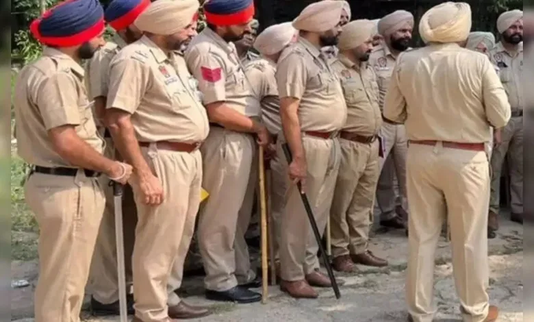 Punjab Police की ए. एन. टी. एफ. पुस्तकें डी. एस. पी. वरिंदर महाजन को ड्रग आपूर्तिकर्ताओं के साथ संपर्क करने के लिए