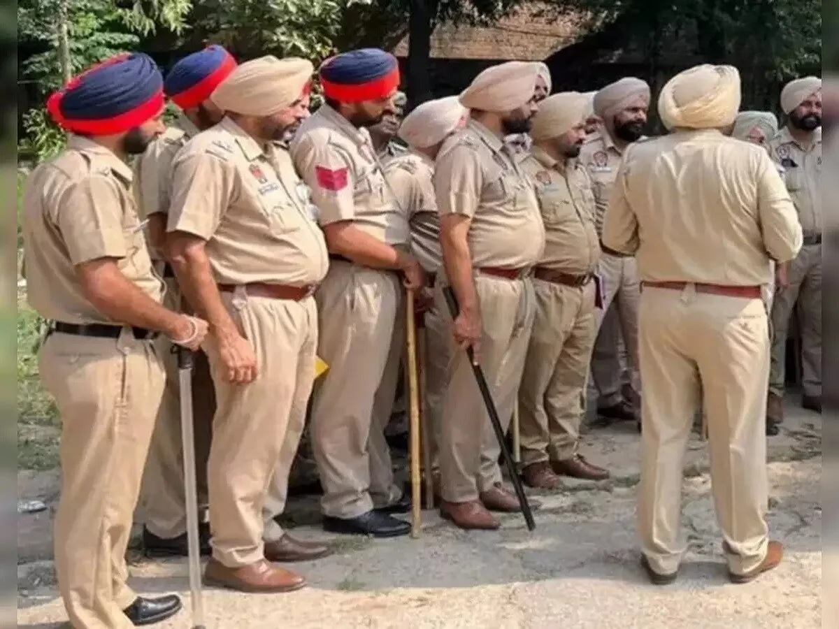 Punjab Police की ए. एन. टी. एफ. पुस्तकें डी. एस. पी. वरिंदर महाजन को ड्रग आपूर्तिकर्ताओं के साथ संपर्क करने के लिए