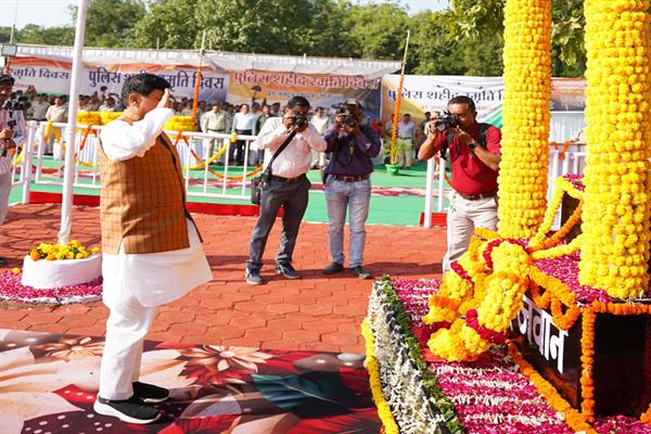 CM Dr. Mohan Yadav ने उज्जैन पुलिस स्मृति दिवस पर वीर शहीदों को पुष्पचक्र अर्पित कर किया नमन