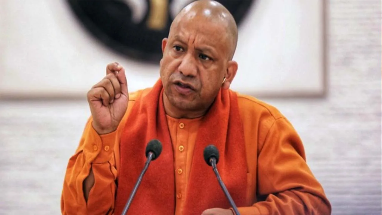 CM Yogi Adityanath ने बलरामपुर में जनपद के विकास कार्यों एवं कानून व्यवस्था की समीक्षा की