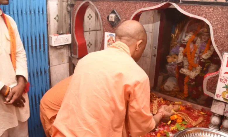 CM Yogi Adityanath ने गोरखपुर में कुसम्ही जंगल स्थित आदिशक्ति माँ भगवती की प्रतिनिधि स्वरूपा बुढ़िया माई का विधिवत दर्शन-पूजन किया