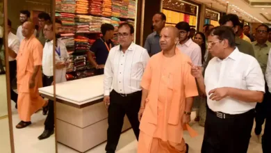 CM Yogi Adityanath ने गोरखपुर में राधा माधव होलसेल फैमिली मार्ट का उद्घाटन किया