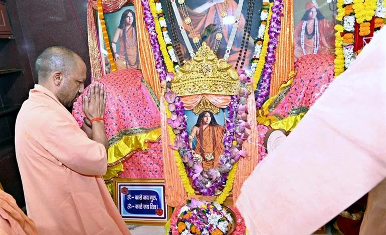 CM Yogi Adityanath वाराणसी में भारत सेवाश्रम संघ के तत्वावधान में आयोजित श्री दुर्गा पूजा तथा सिलाई मशीन वितरण कार्यक्रम में सम्मिलित हुए