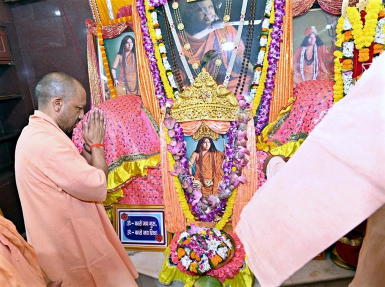 CM Yogi Adityanath वाराणसी में भारत सेवाश्रम संघ के तत्वावधान में आयोजित श्री दुर्गा पूजा तथा सिलाई मशीन वितरण कार्यक्रम में सम्मिलित हुए
