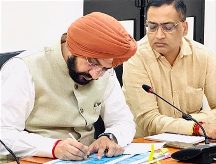 Tarunpreet Singh Sond: श्रमिक कल्याण योजनाओं के लंबित प्रकरणों का 30 नवंबर तक करें निराकरण-अधिकारियों को निर्देश