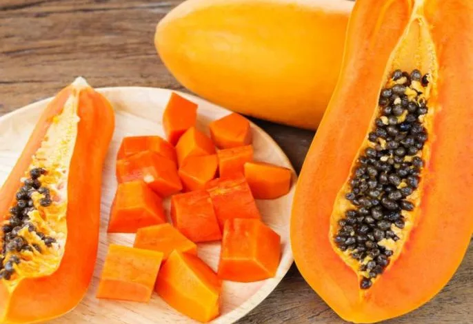 ये फल "PAPAYA" कब्ज को दूर करते हैं और कोलन की गंदगी को साफ करते हैं।